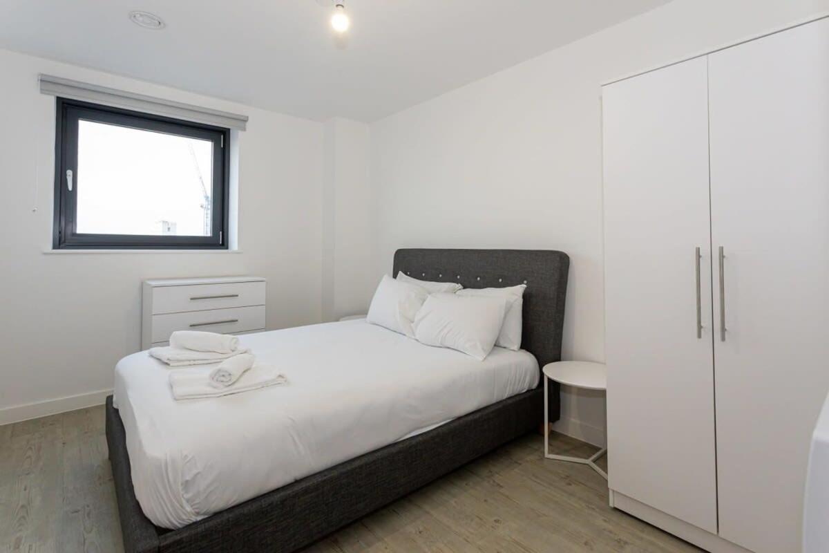 Stunning 2 Bed Apartment In Salford Amazing Views แมนเชสเตอร์ ภายนอก รูปภาพ