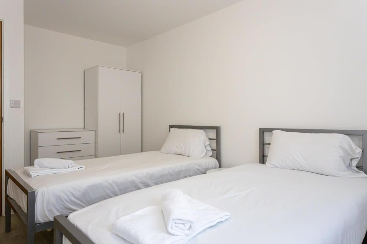 Stunning 2 Bed Apartment In Salford Amazing Views แมนเชสเตอร์ ภายนอก รูปภาพ